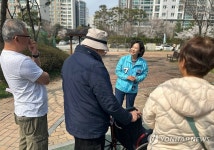 선거운동하는 진보당 전주연 후보