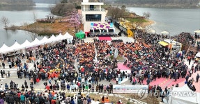 임실 옥정호 벚꽃축제에 몰린 인파