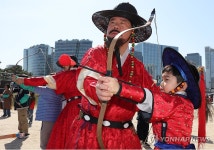 갑사 취재 체험하는 어린이
