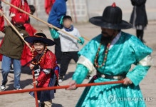 갑사 취재 체험하는 어린이