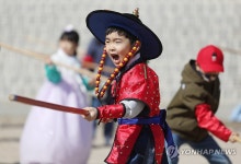 갑사 취재 체험하는 어린이