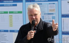 천안 축구종합센터 건설현장 방문한 히딩크 전 감독