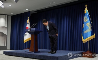 대국민 담화 마치고 인사하는 윤석열 대통령