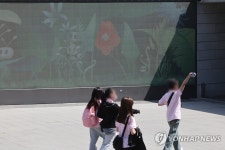 광화문광장 해치마당 미디어월의 개화 주제 미디어아트