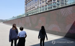 광화문광장 해치마당 미디어월의 개화 주제 미디어아트