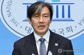 비례대표 선거운동 제한 관련 기자회견 하는 조국 대표