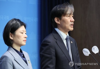 비례대표 선거운동 제한 관련 기자회견 하는 조국 대표