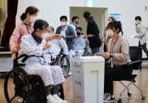 근로복지공단 인천병원에서 소중한 한 표 행사하는 유권자