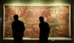 용주사 감로도 감상하는 시민들
