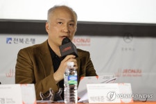 인사말하는 박태준 프로듀서