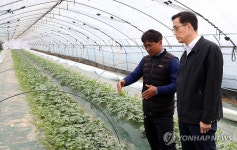 한훈 차관, 충북 음성 수박 재배농장 방문