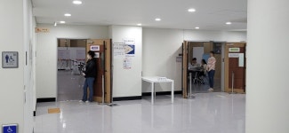 [사전투표] 당일날 놀러 가려고…이른 아침부터 투표소 발길