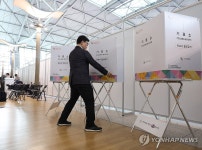 [동정] 오세훈, 5일 출근길 소공동주민센터서 총선 사전투표