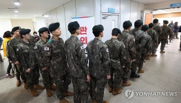 사전투표위해 줄 선 병사들