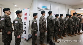 사전투표위해 줄 선 병사들