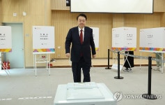 윤석열 대통령, 부산에서 총선 사전투표
