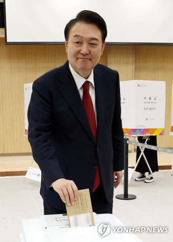 윤석열 대통령, 부산에서 제22대 총선 사전투표
