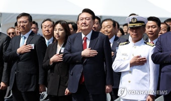 윤석열 대통령. 부산항 신항 7부두 개장식 참석