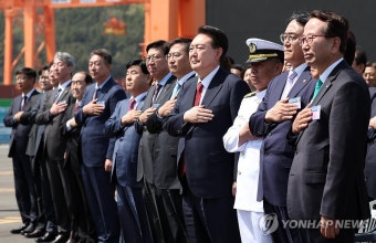 윤석열 대통령. 부산항 신항 7부두 개장식 참석