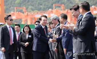 윤석열 대통령. 부산항 신항 7부두 개장식 참석