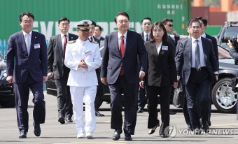 윤석열 대통령. 부산항 신항 7부두 개장식 참석
