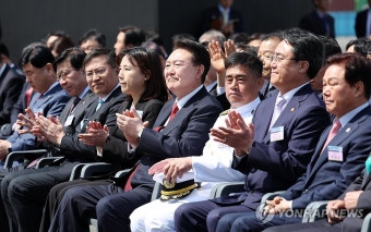 윤석열 대통령. 부산항 신항 7부두 개장식 참석