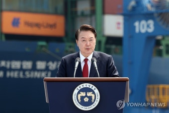 부산항 신항 7부두 개장 기념사하는 윤석열 대통령