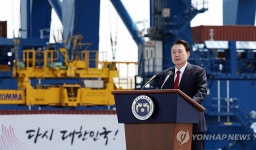 부산항 신항 7부두 개장 기념사하는 윤석열 대통령