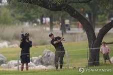 클럽하우스 지붕 위로 간 공…스피스의 험난했던 18번홀