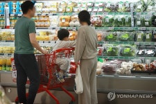 대형마트에서 장 보는 가족