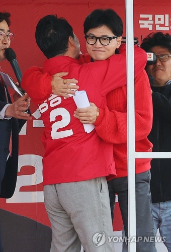 포옹하는 한동훈-장동혁