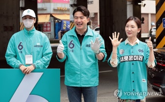 인사하는 새로운미래 오영환 총괄선대위원장과 주찬미 후보