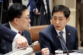 대화하는 금융위원장과 기재부 1차관