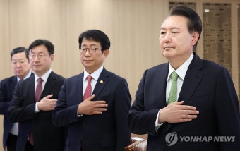 윤석열 대통령, 도시주택공급 점검회의 국민의례
