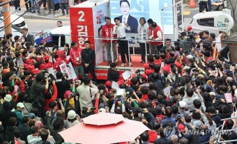 한동훈 위원장 연설 듣는 수원 시민들
