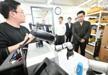 최상목 부총리, 첨단 로봇산업 현장 방문
