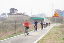 박상돈 천안시장, 자전거로 50㎞ 둘레길 지나 벚꽃축제장 방문