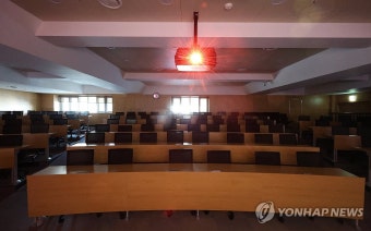 수업 재개에도 빈 의대 강의실