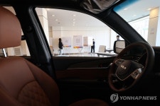 오늘은 자동차 대리점, 내일은 투표소