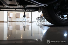 자동차 대리점에 투표소 설치