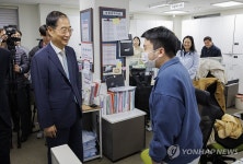 선거 업무 지원할 공무원 격려하는 한덕수 국무총리