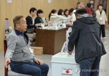 새벽부터 투표 나선 유권자들