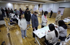 제22대 총선 운명의 날, 아침부터 붐비는 투표소