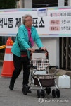 불편한 몸 이끌고 투표소로 향하는 어르신