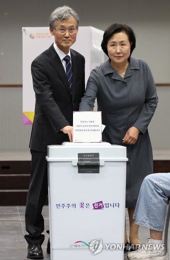 투표하는 조희대 대법원장