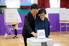 투표하는 김광수 제주교육감 부부