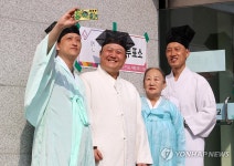 [4·10 총선] 100세 할머니도, 생애 첫 투표 18세도 전국서 한 표(종합)