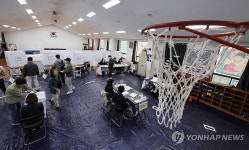 투표소로 변신한 체육관