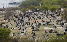 상춘객으로 붐비는 한강공원