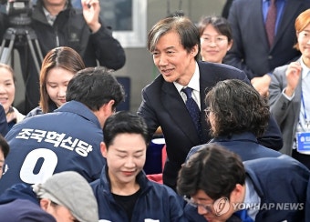후보들과 인사하는 조국 대표